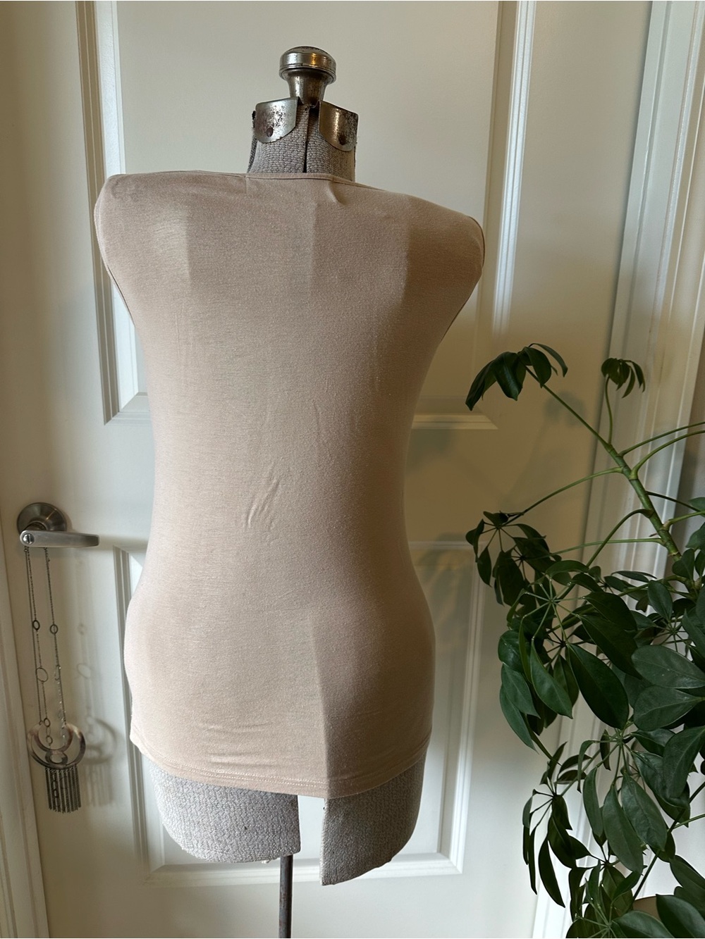 O2 Collection Beige Tank Top with Brand Label - Picture 3 of 7